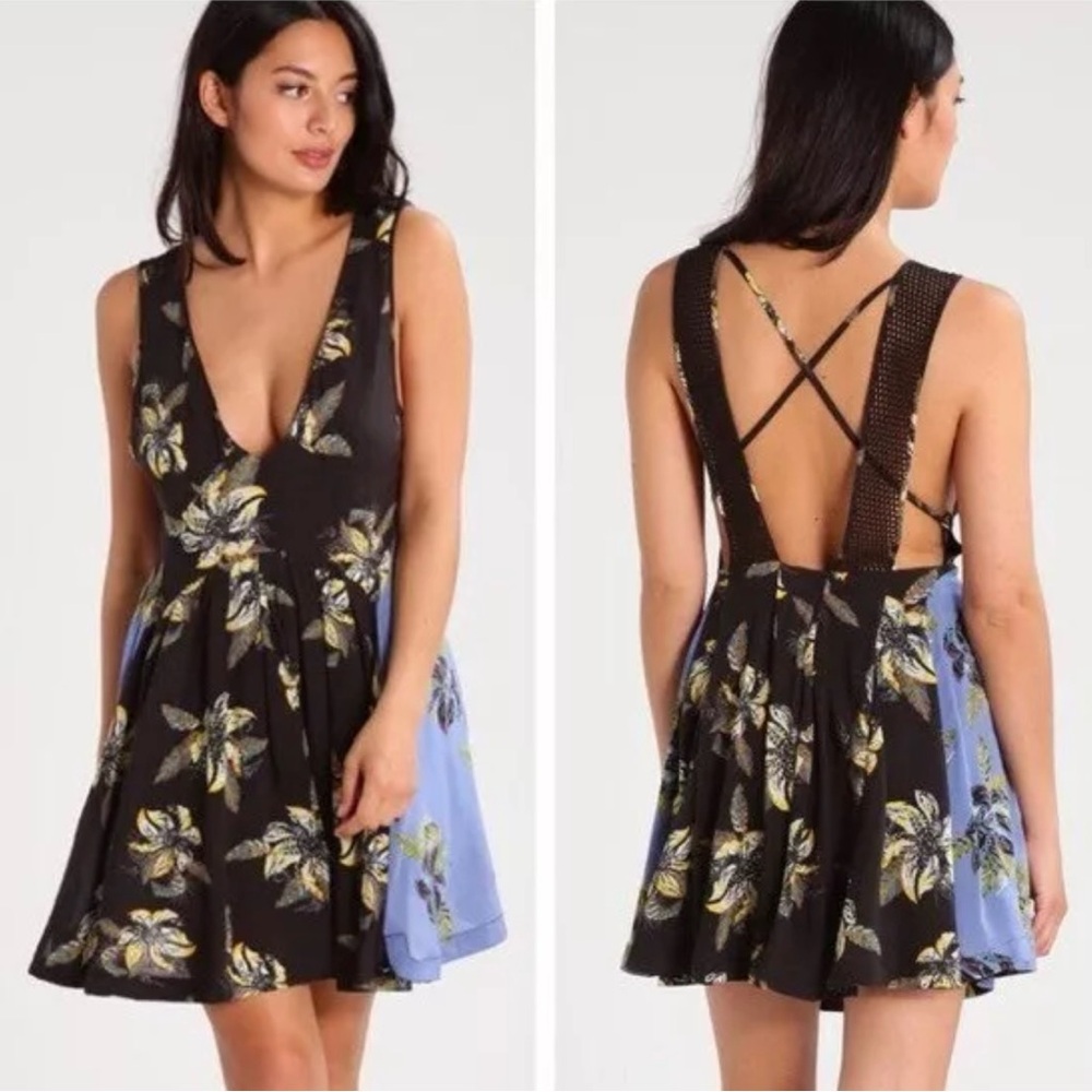 Free People” Thought I Was Dreaming”
Floral Mini Dress Size M Good Condition